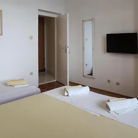 1 Bedroom Gorgeous In Appartamento Podgora (Split-Dalmatia)